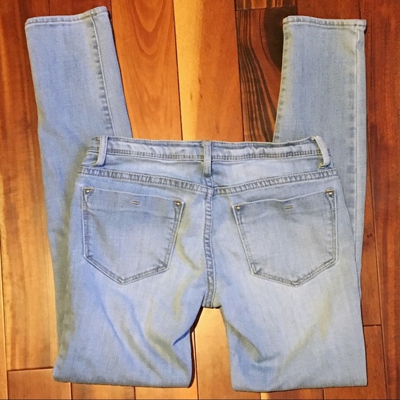 00P Delia’s Light Wash Skinny Jeans - Picture 2 of 3